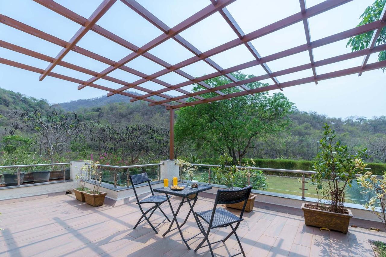 The Leaf By Stayvista - An Enchanting Escape Offering A Pool, Terrace, Lush Lawn, Contemporary Interiors, And Indoor Games Alībāg Exterior foto